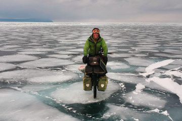 mit dem Fahrrad auf dem zugefrorenen Baikalsee