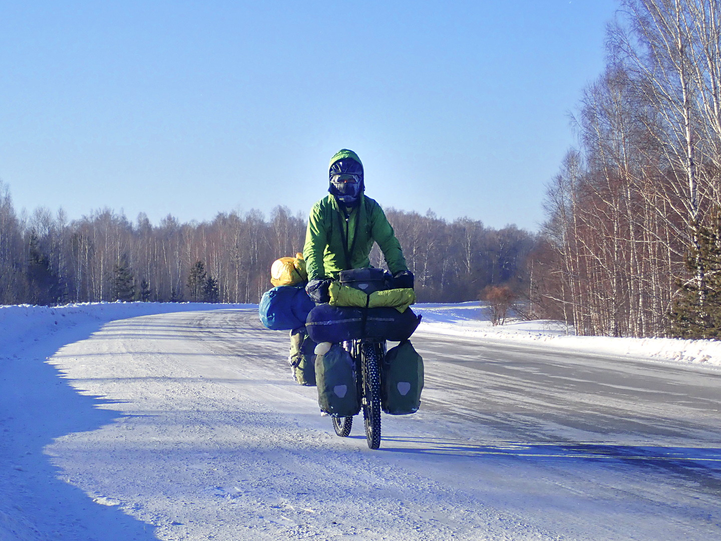 mit dem Fahrrad auf dem zugefrorenen Baikalsee