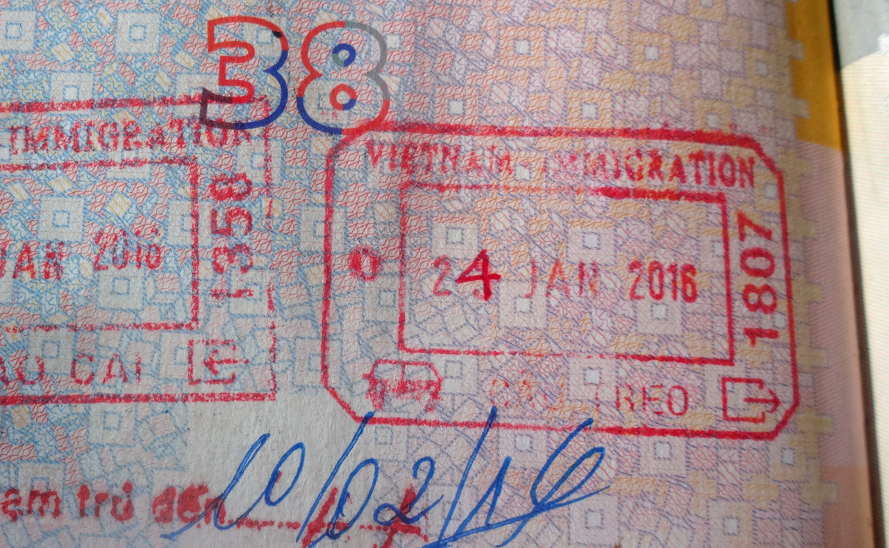 Ein vietnamesischer Beamter änderte den Ausreisestempel in meinem Pass mit einem Kugelschreiber vom 23. auf den 24. Januar.