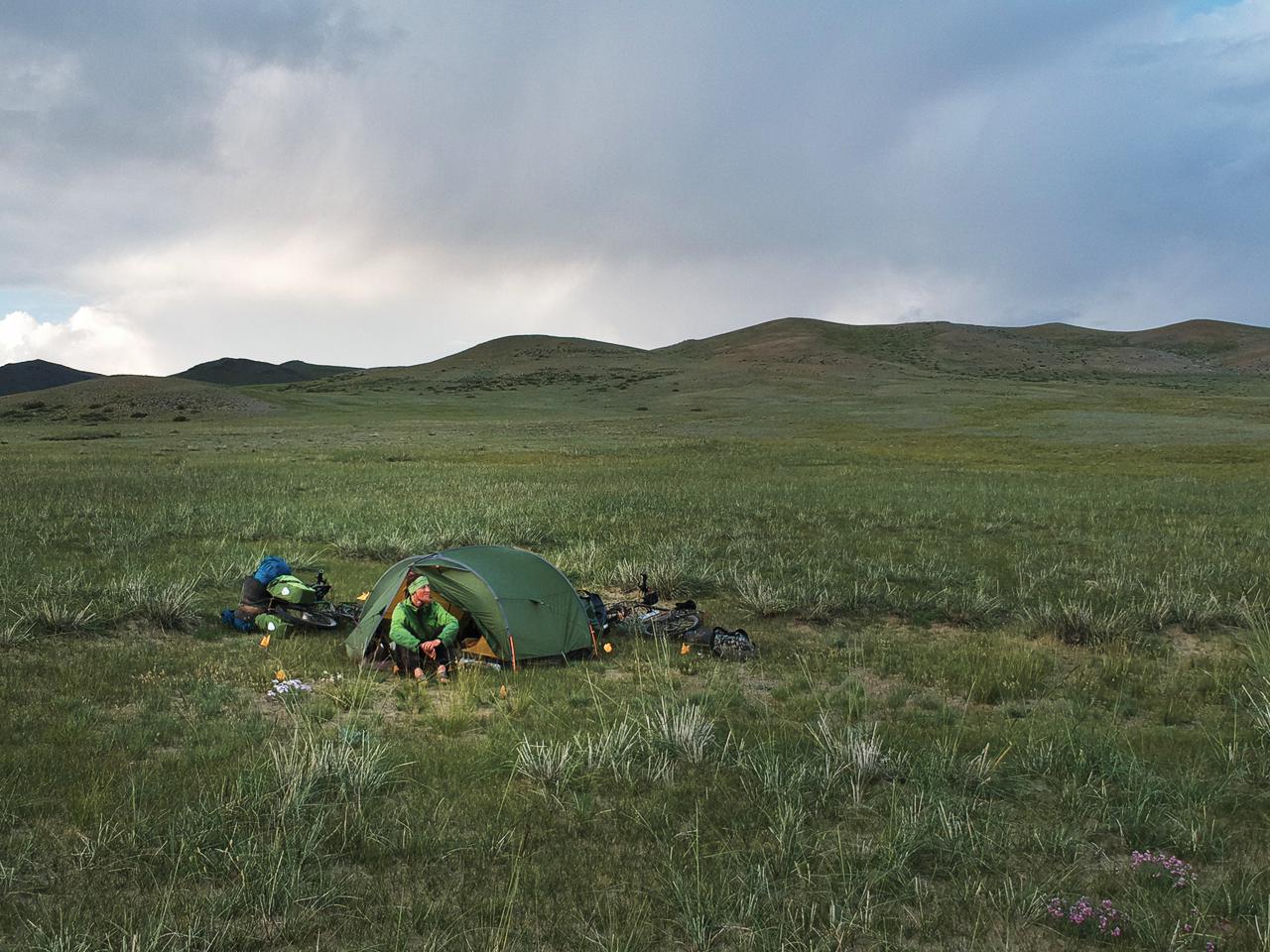 Grüner Zeltplatz in der Mongolei