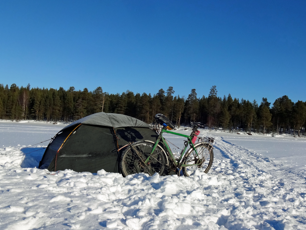 Zelten in Russland auf einem zugefrorenen See