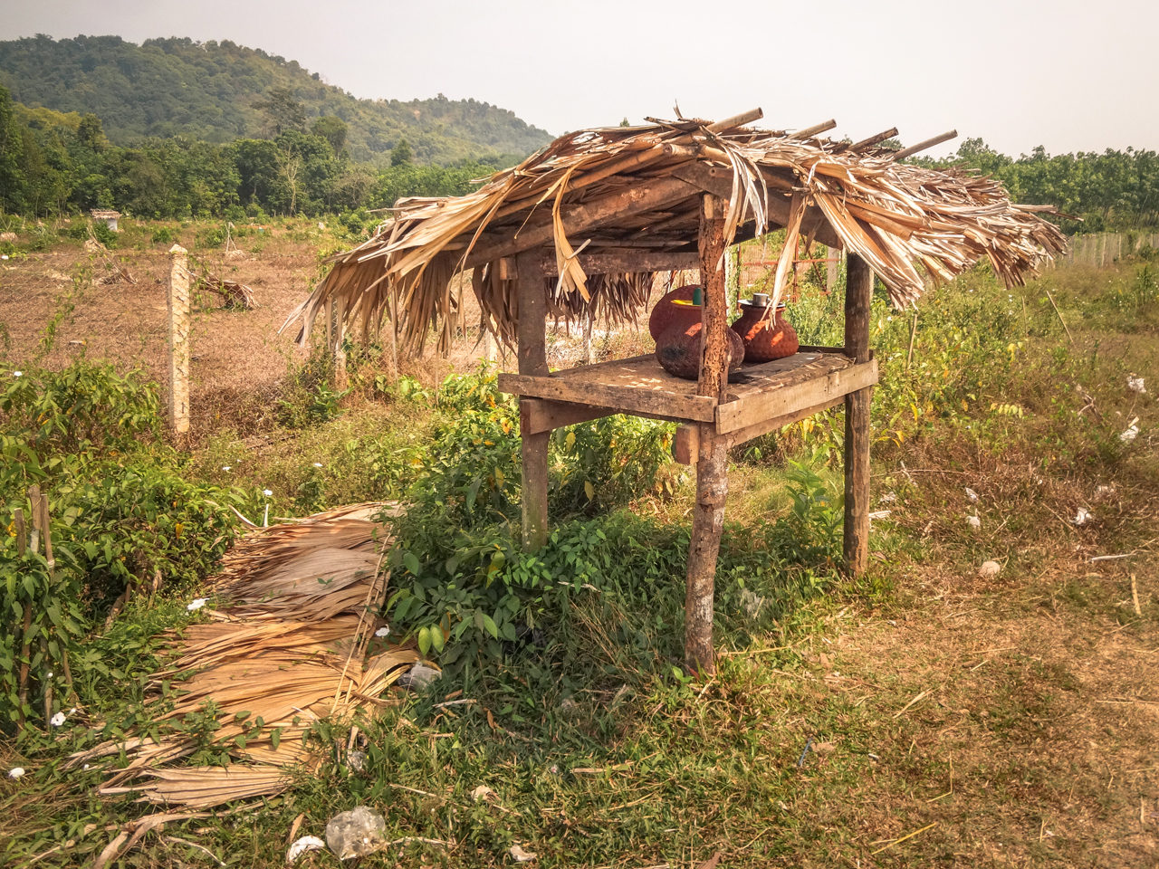 Mit Wasser gefüllte Tonkrüge in Myanmar