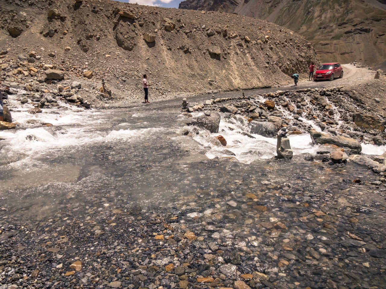 Bach fliesst über die Strasse im Spiti Valley