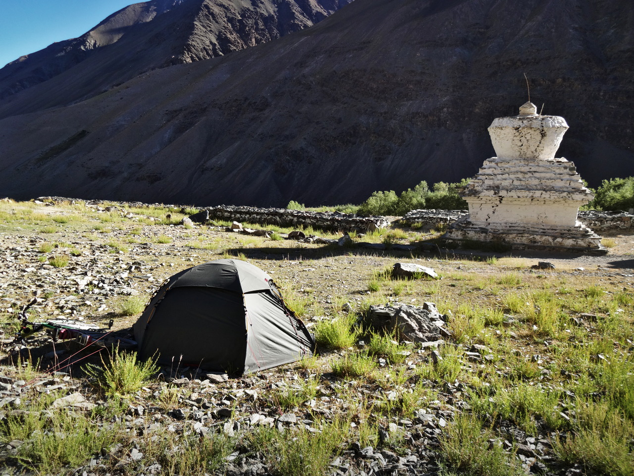 Zelt neben einer Stupa