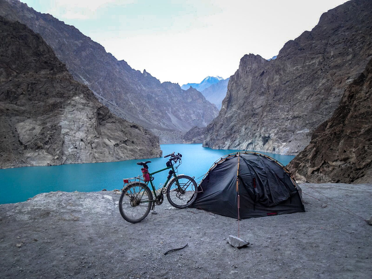 Zelten oberhalb des Attabad Lake in Pakistan