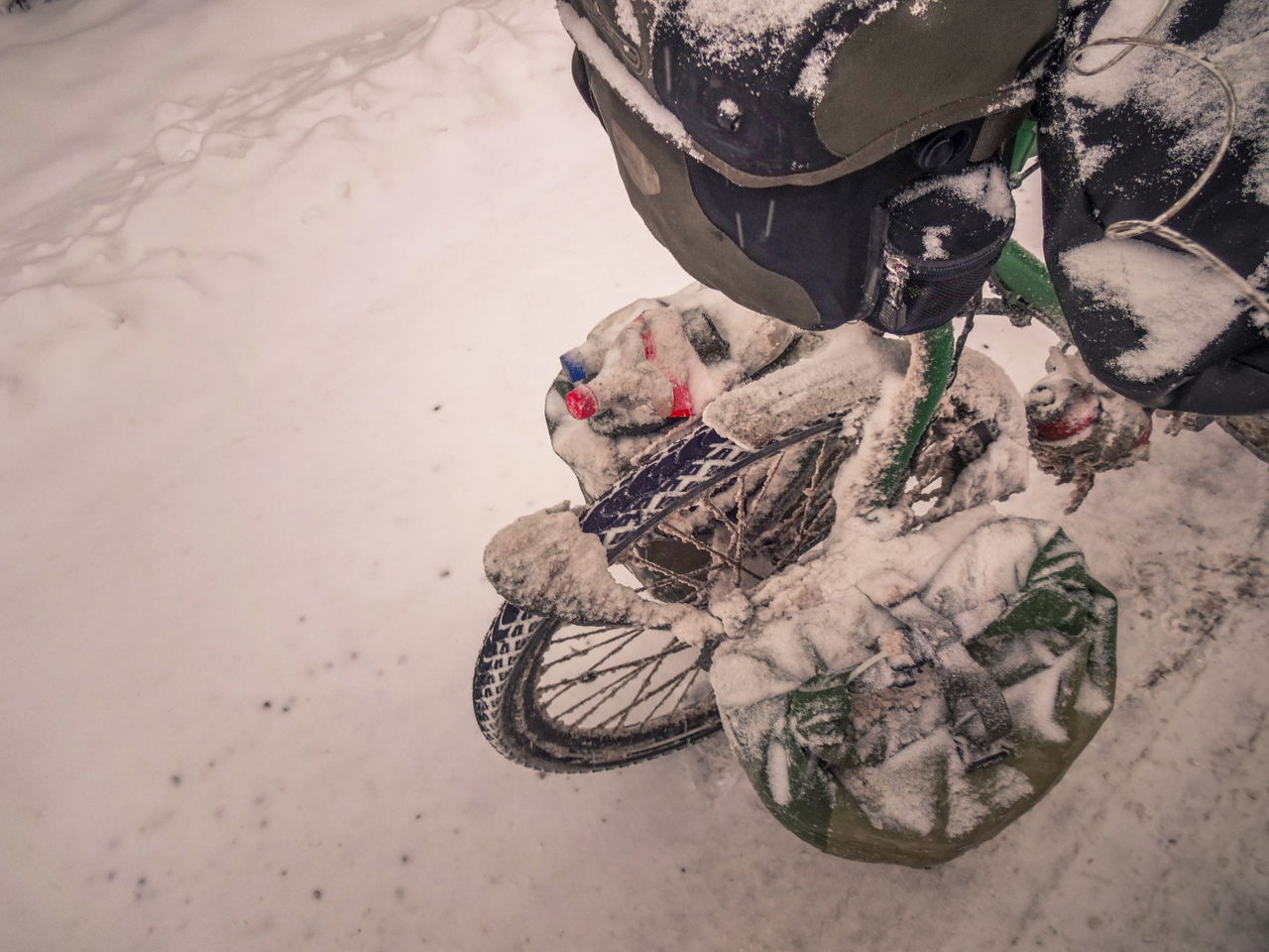 Fahrradfahren auf einer verschneiter Strasse in Armenien