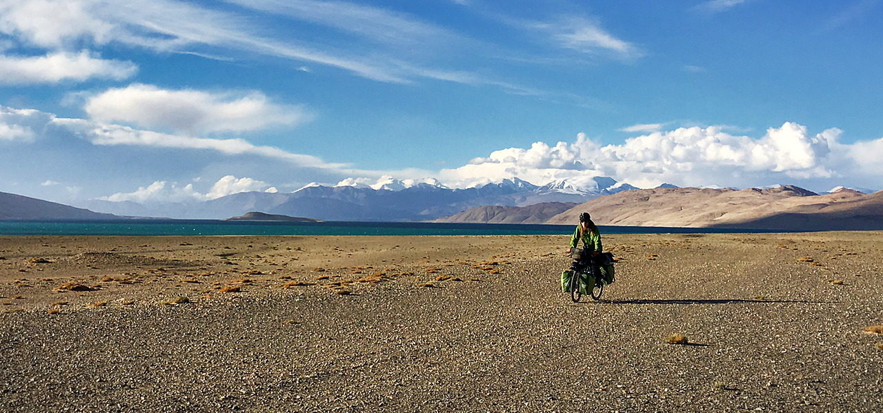 Cycling towards the Bartang Valley