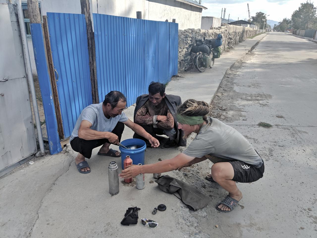 Trinkwasser auffüllen in der Mongolei