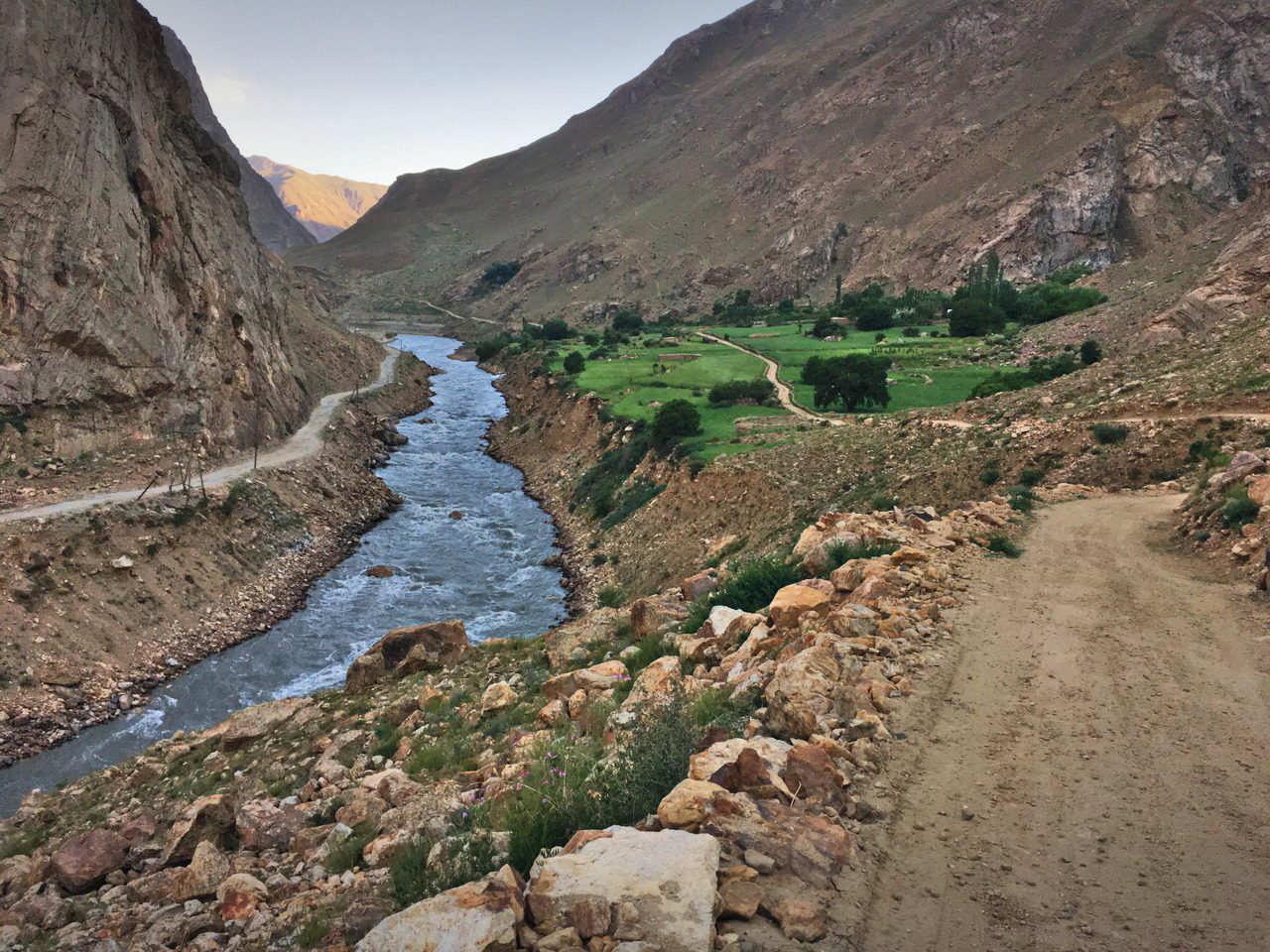 Grenzfluss zwischen Tadschikistan und Afghanistan