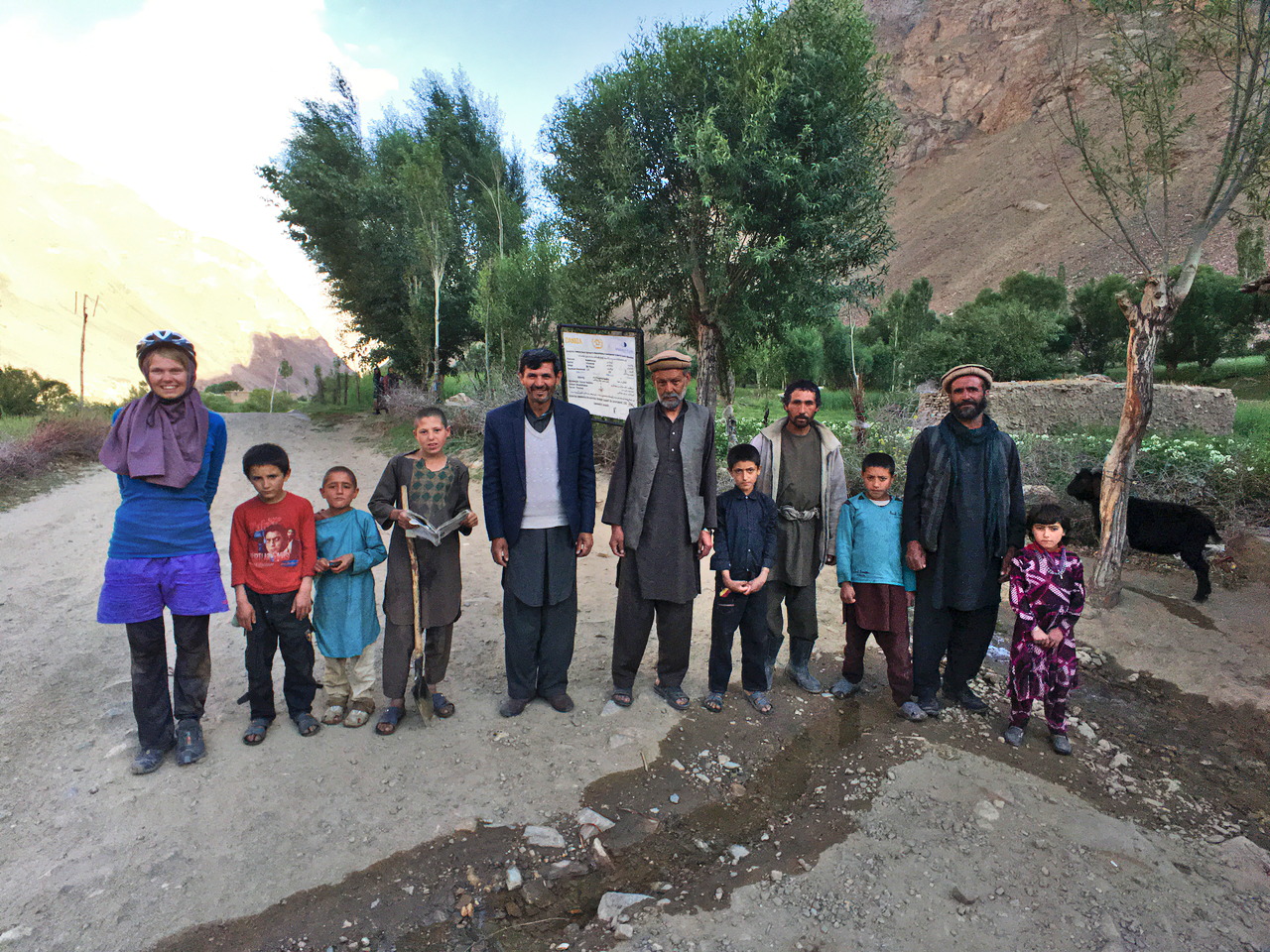 Fotostopp in einem afghanischen Dorf