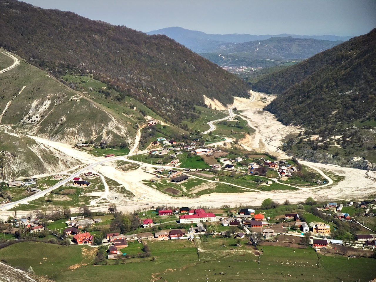 Blick auf ein tschetschenisches Dorf