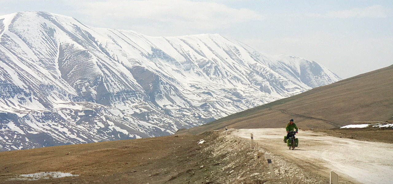 Verschneite Berge in Dagestan