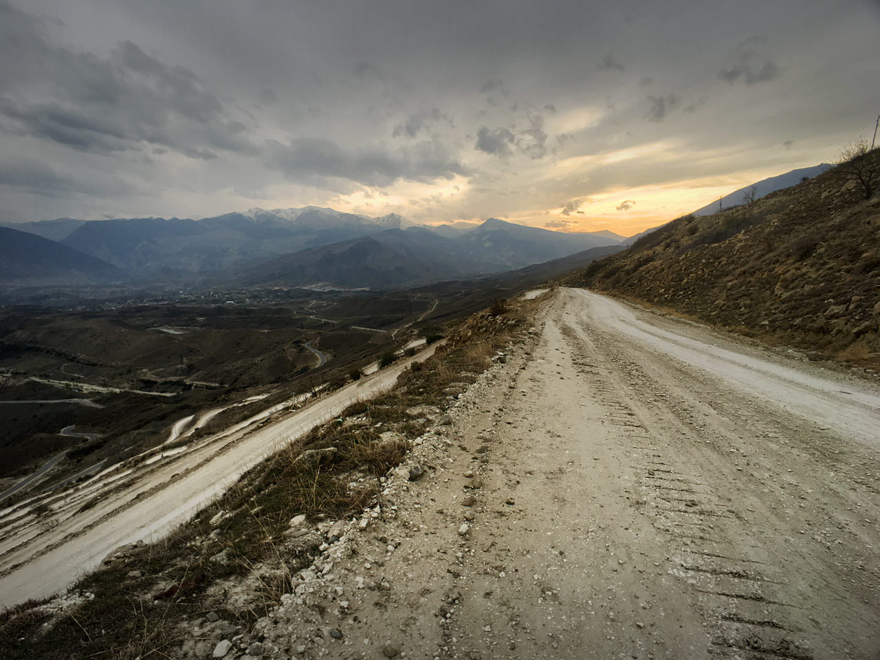 Sonnenuntergang bei einer Abfahrt in Dagestan