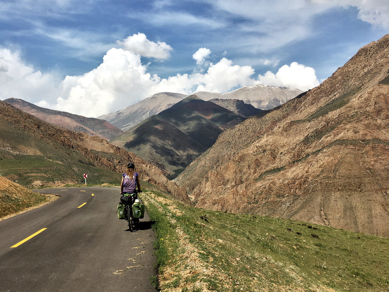 asphaltierte Abfahrt im Iran