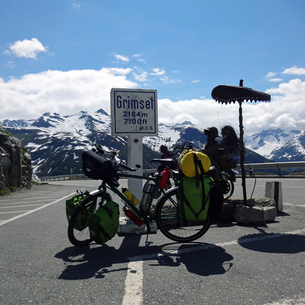 beladenes Reiserad auf dem Grimselpass